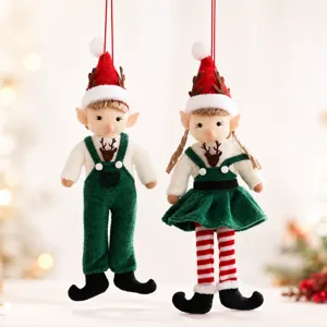 Detalle de adorno colgante de muñeco elfo de peluche, bonita decoración navideña festiva.