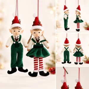 Vistas en detalle de los adorables munecos de peluche de duendes colgantes navideinos.