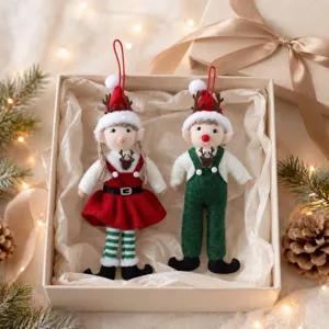 Muñeco de peluche de duende navideño niño y niña adorno colgante para decoración de árbol detalle.