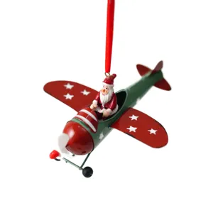 Ornement de Noël suspendu avion en métal avec figurine de Père Noël pour décoration.