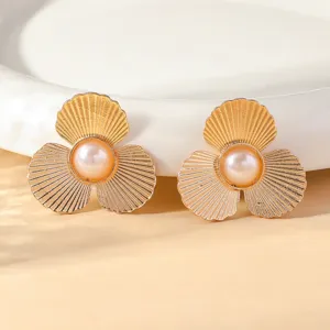 Eleganti orecchini dorati a ventaglio con perla centrale, gioiello in stile vintage.