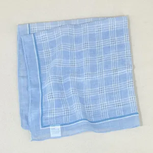 Stijlvolle blauwe geruite sjaal voor dames, lichte vierkante halsdoek modieus accessoire.