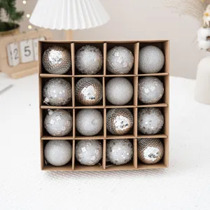 Set di palline decorative natalizie argentate in scatola per decorazioni festive