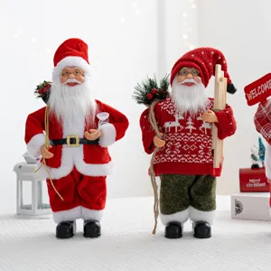 Vue rapprochée détaillée des poupées du Père Noël debout festives avec pull en tricot.