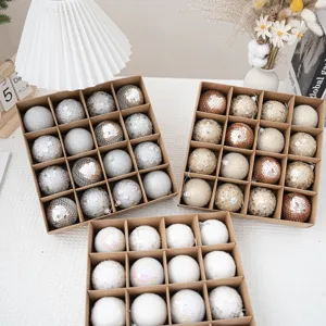 Set di palline di Natale per decorazione dell'albero, colori assortiti in pratiche scatole.