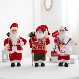 Vue détaillée de trois figurines de Père Noël debout de 30 cm avec des tenues de fête.