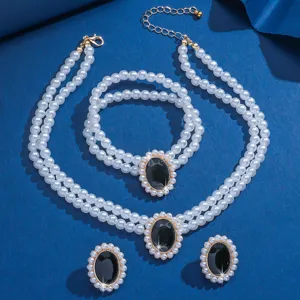 Elegante set di gioielli in perle sintetiche con collana doppio braccialetto e orecchini abbinati.