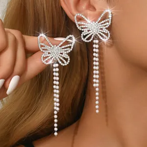 Orecchini farfalla perle strass vista dettaglio, pendenti brillanti con cristalli per donne.