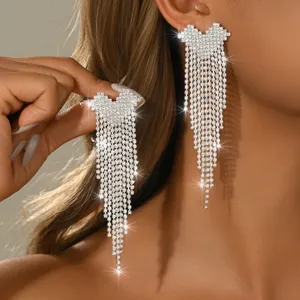 Splendidi orecchini lunghi con nappe di strass e cristalli dal design elegante e chic.
