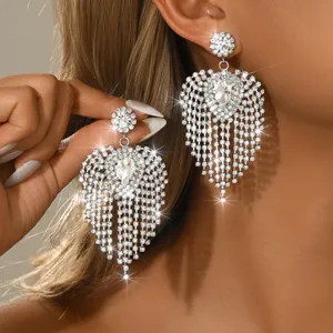 Orecchini lunghi con frange a cuore in strass brillanti, gioielli per orecchie di cristallo lusso.