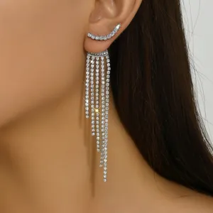 Primo piano dettagliato di orecchini lunghi in strass argento con design scintillante.