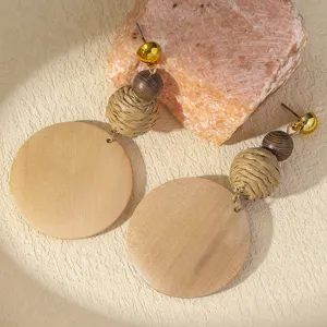 Boho ξύλινα γεωμετρικά σκουλαρίκια με πλεγμένες μπάλες από άχυρο και στρογγυλούς δίσκους.