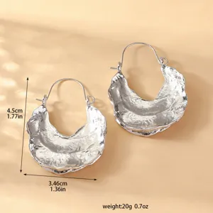 Vista dettagliata degli orecchini in metallo geometrici asimmetrici con dimensioni e peso.