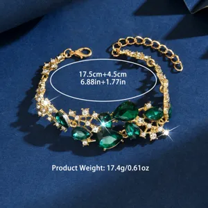 Primo piano dettagliato del lussuoso braccialetto in lega di strass cristallo verde.
