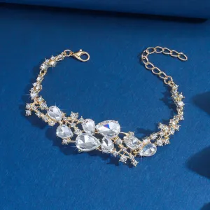 Dettaglio bracciale con strass a goccia dorato squisito, elegante gioiello nuziale.