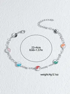 Detailansicht der bohemischen Yin Yang Anhänger Fußkette mit feiner Kette und Perlen.