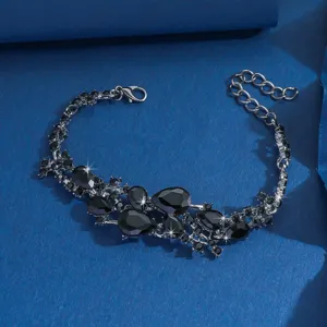Vista dettagliata del bracciale di lusso in lega con strass neri e cristalli scintillanti.