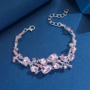 Dettaglio del braccialetto in lega di strass di cristallo rosa con pietre scintillanti.