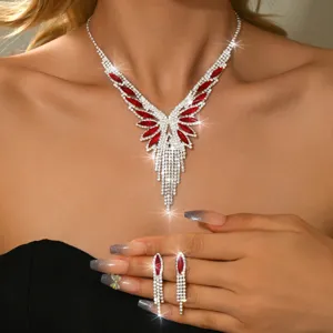 Squisito set di collana e orecchini con nappe in cristallo strass per feste serali.