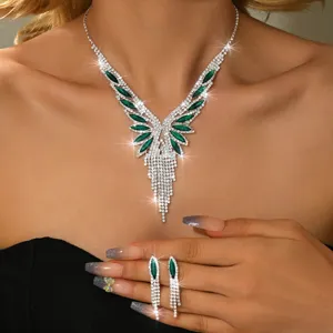 Dettaglio della parure di collana e orecchini in strass scintillanti con cristalli.