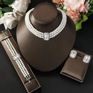 Elegante set di gioielli con collana bracciale e orecchini di perle sintetiche.
