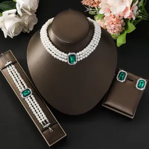 Vista dettagliata del set elegante di collana, bracciale e orecchini di perle con pietra verde.