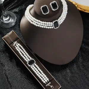 Set di gioielli di perle imitazione multistrato con collana orecchini e bracciale.