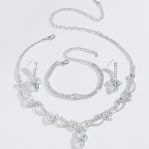 Vista dettagliata di uno splendido set di gioielli da sposa in zircone con strass brillanti.