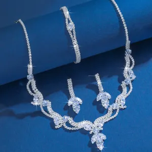 Dettaglio set gioielli sposa in zirconia con collana, orecchini e bracciale brillanti.