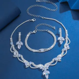 Elegante set di gioielli da sposa con collana bracciale orecchini in zircone cubico.