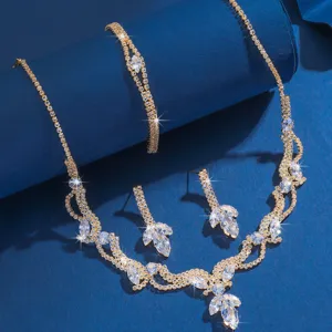 Dettaglio in primo piano del set di gioielli da sposa in strass lucidi e cristalli fini.