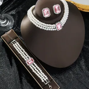 Dettaglio collana girocollo perle bracciale e orecchini cristallo rosa per donna gioielli eleganti.