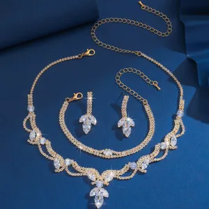 Dettaglio set di gioielli con strass in zircone da sposa, collana e orecchini di cristallo.