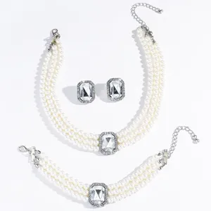 Meraviglioso set di gioielli con collana braccialetto e orecchini di perle finte.