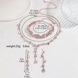 Vista dettagliata del set di gioielli in strass oro rosa con collana, bracciale e orecchini.