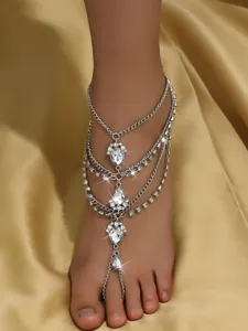 Squisito gioiello con catena per piedi multistrato in strass con ciondoli di cristallo lucidi.