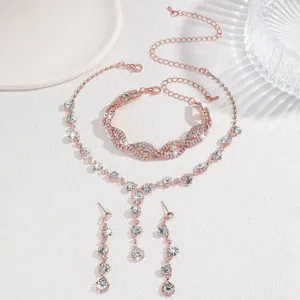 Primo piano del set di gioielli scintillanti in strass di cristallo con collana e orecchini.