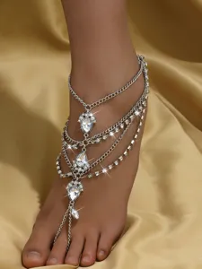 Meravigliosa catena per piedi multistrato in strass con cristalli scintillanti per uno stile chic.