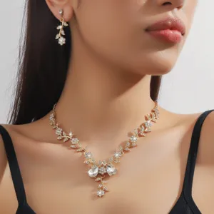 Set collana orecchini fiore strass sposa, design gioiello dettagliato ed elegante.