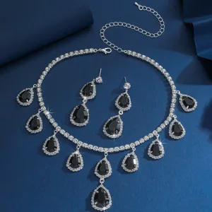 Set collana e orecchini con strass a goccia eleganti da donna per feste e cerimonie.