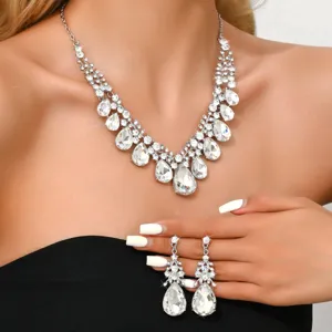 Stupendo set collana e orecchini a goccia in cristallo, gioielli eleganti color argento.