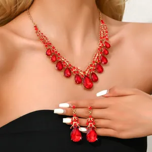 Splendido set di gioielli con collana e orecchini in cristallo rosso goccia oro.