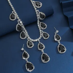 Elegante set di collana e orecchini a goccia con strass gioielli da sposa di lusso per donne.