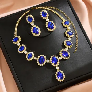 Elegante set di gioielli con collana e orecchini in cristallo blu strass per feste.