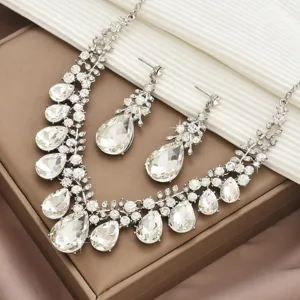 Vista dettagliata del set di gioielli con collana e orecchini di cristallo strass per le donne.