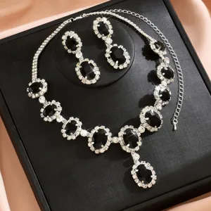 Set collana e orecchini ovali in pietra nera con strass lucidi per feste di nozze.