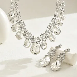Vista dettagliata del set di gioielli con collana e orecchini in cristallo e strass.