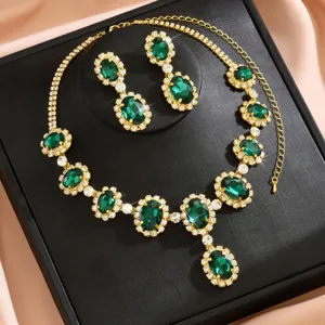 Splendido set di gioielli con collana e orecchini in cristallo verde smeraldo e strass donna.