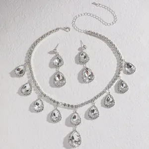 Dettaglio del set di collana e orecchini a goccia in strass brillanti, elegante gioiello da sposa.