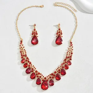 Vista dettagliata del set di gioielli con collana e orecchini in cristallo rosso vintage.